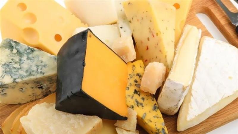 تسبب السمنة.. أطباء يكشفون مخاطر تناول الجبن بكثرة