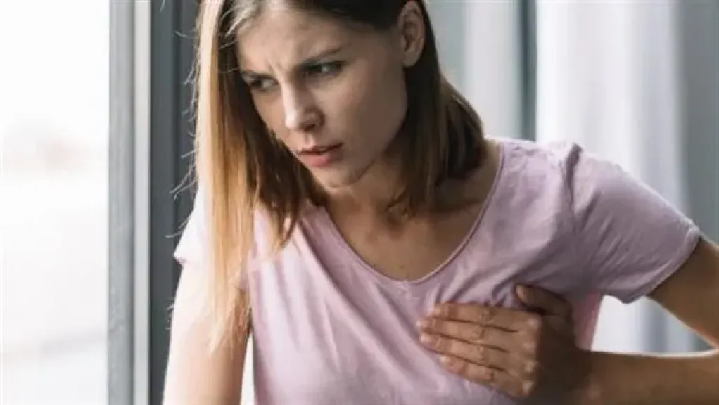 طبيب قلب: آلام الصدر وضيق النفس والتعرق.. إشارات لا يجب تجاهلها