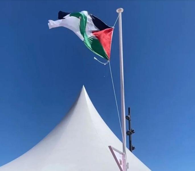 رفع العلم الفلسطيني في مهرجان كان السينمائي بعد عروض أفلام ”من المسافة صفر”