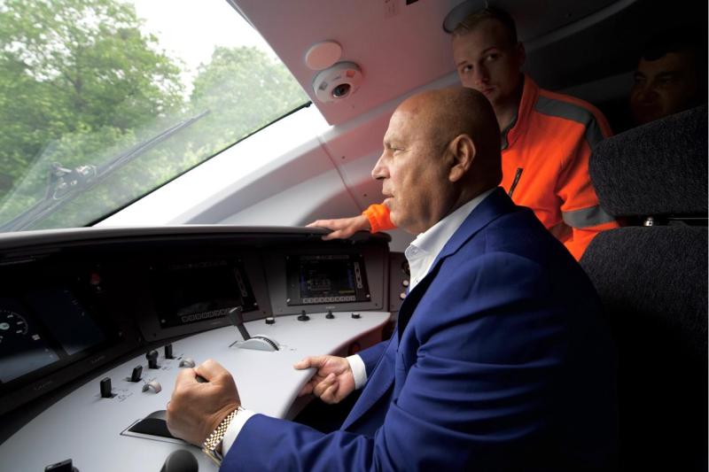 قبل وصوله مصر.. وزير النقل يجري اختبار القيادة لأول قطار كهربائي سريع ”فيلارو” في ألمانيا