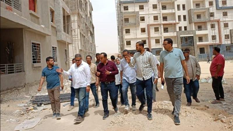 رئيس جهاز مدينة 15 مايو يتفقد وحدات سكن لكل المصريين