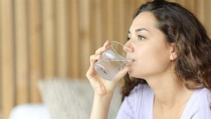 كارثة صحية تهدد حياتك عند شرب الماء المثلج في هذا التوقيت.. أطباء يحذرون