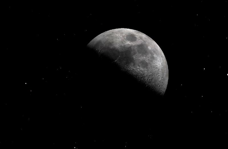 في ليلة تأهب الحجيج لصعود عرفات.. شاهدوا القمر في التربيع الأول