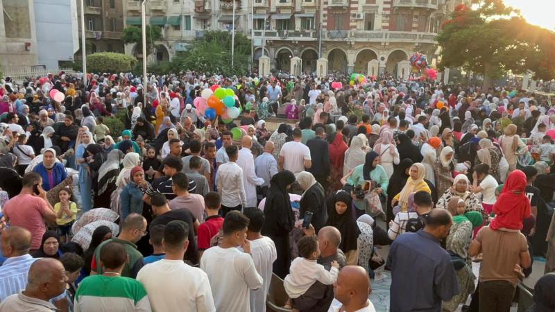 إقبال كبير من المصلين لأداء صلاة عيد الأضحى في ساحات الإسكندرية