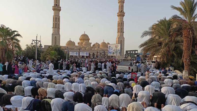 الآلاف يؤدون صلاة عيد الأضحى المبارك بمسجد الميناء بالغردقة