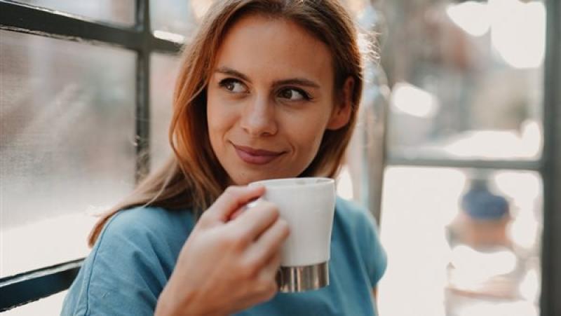 اكتشاف فائدة جديدة لشرب القهوة.. ما علاقة الجلوس لأكثر من 6 ساعات يوميًا؟