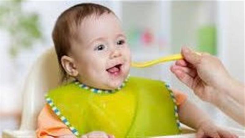 دراسة: إطعام الرضع بالملعقة يمكن أن يكون سيئًا لنموهم!