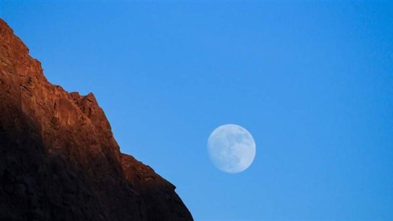 قمر”الرعد” يسطع في سماء أرض الفيروز منعكسا على سطح البحر ومضيئا جبال كاترين