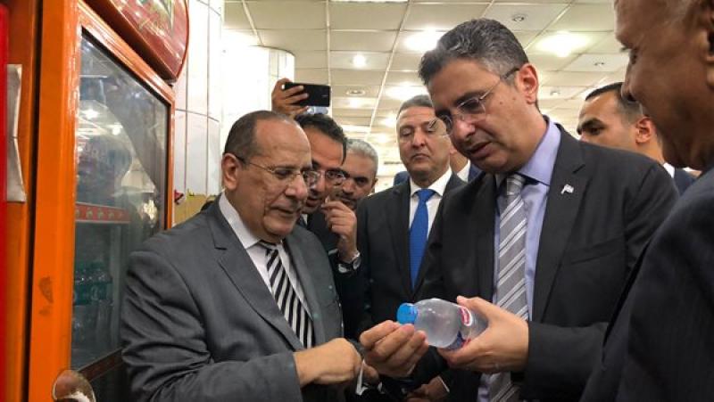 وزير التموين يدفع ثمن زجاجة مياه في المجمع الاستهلاكي
