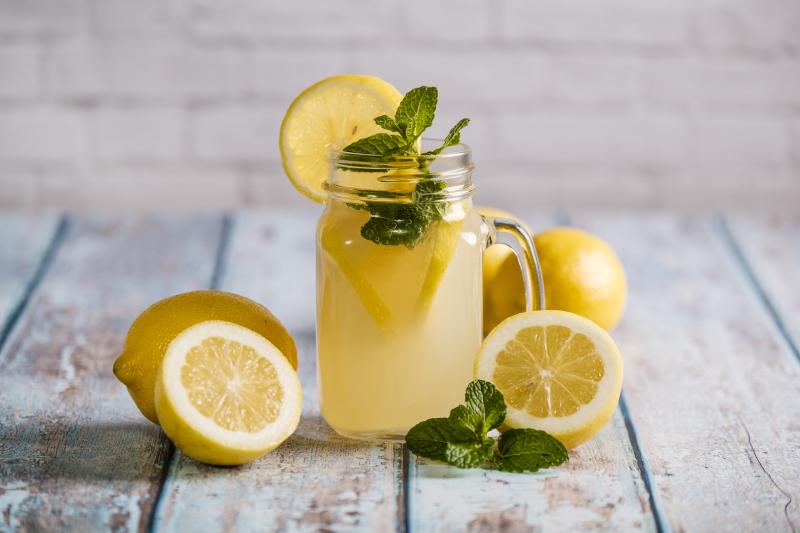 طريقة عمل عصير الليمون المنعش.. عصائر الصيف