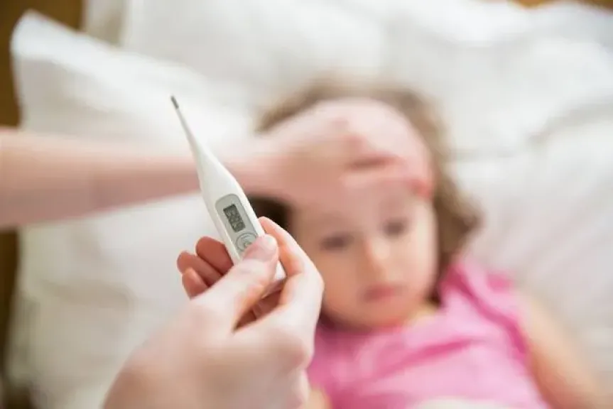 طرق مساعدة طفلك على التخلص من الحمى سريعا