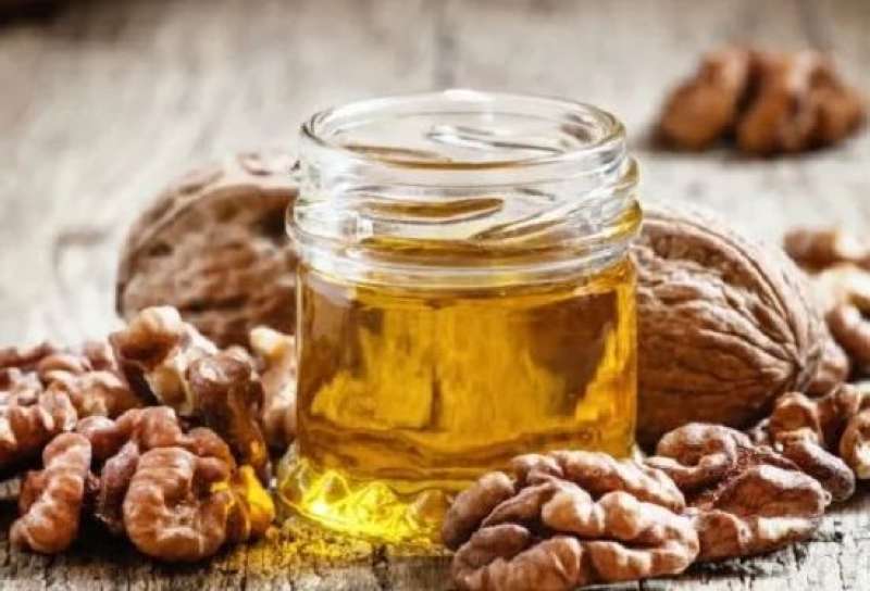 زيت الجوز.. فوائد متعددة للصحة والجمال
