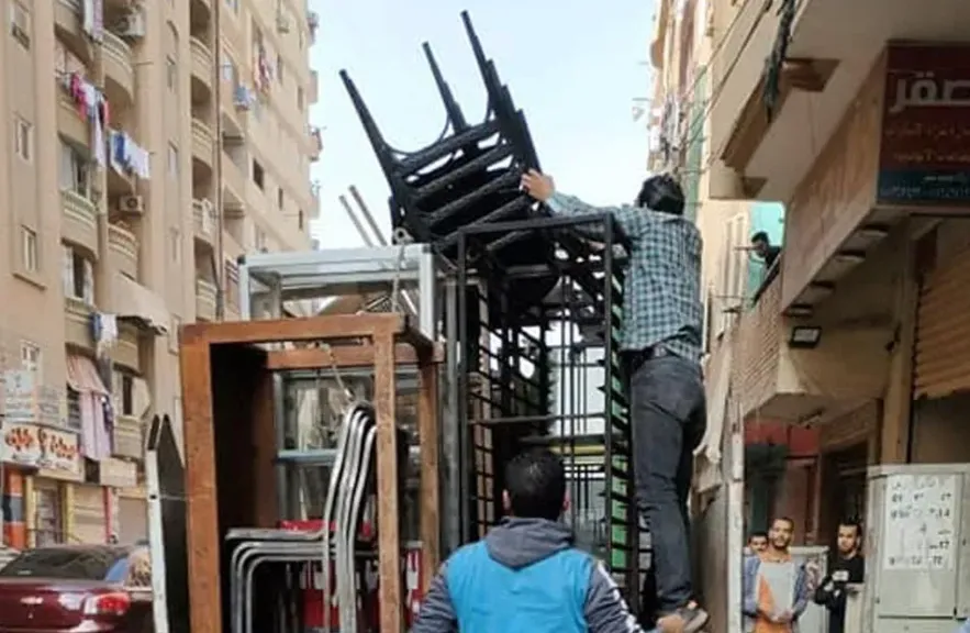 17 محضرًا وإنذارًا وتشميع 10 محال خلال حملة بحي الجمرك في الإسكندرية