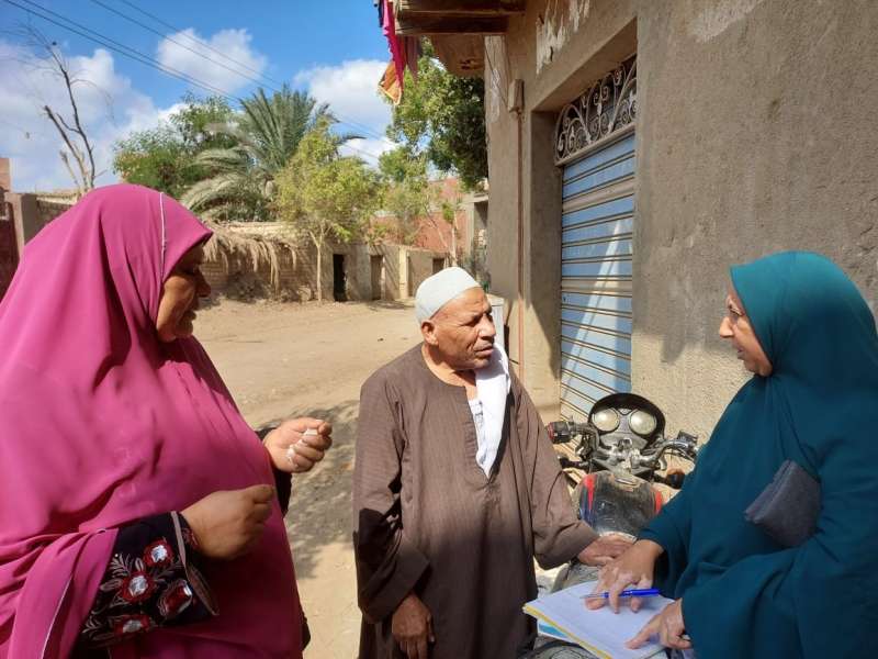 ”حياة كريمة” توزع شنط ومستلزمات مدرسية على مؤسستين ضمن ”بداية” بالفيوم