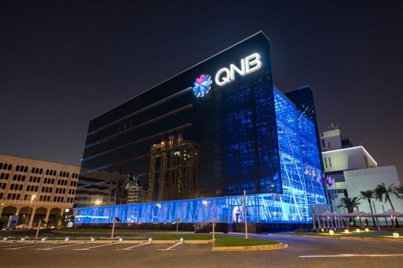 بنك QNB يضئ المبنى الرئيسي باللون الأزرق تضامناً مع اليوم العالمي للسكري