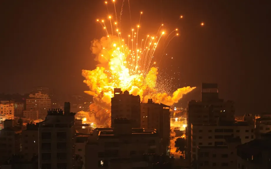 سوريا: إصابة 8 أشخاص جراء انفجار مستودع ذخيرة على طريق سرمدا بريف إدلب