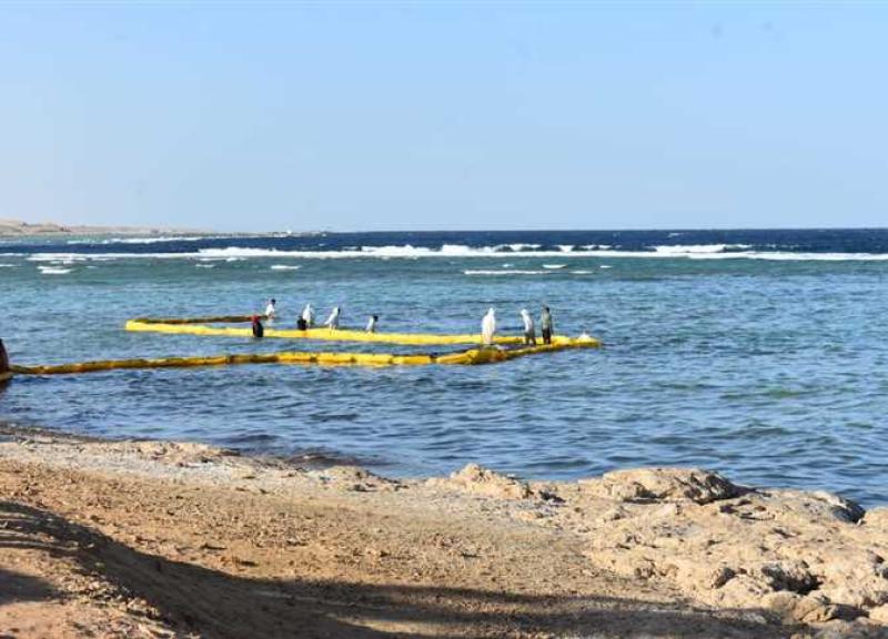 وزيرة البيئة تعلن الاحتواء الكامل لبقعة الزيت المحيطة بسفينة شحن القصير