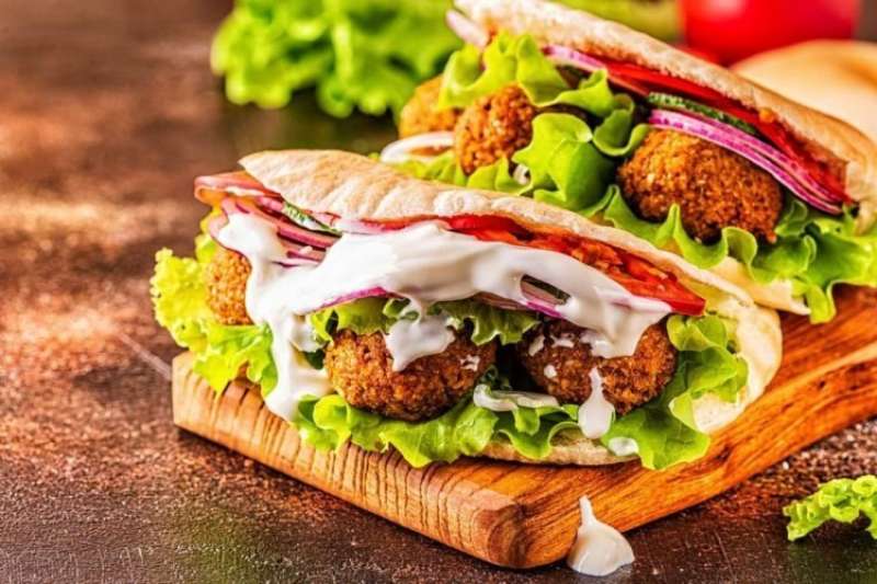 بمكونات بسيطة.. ساندويش الفلافل مع الطحينة