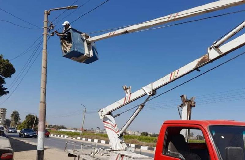 إصلاح وصيانة كشافات إنارة في ”قطور” بالغربية