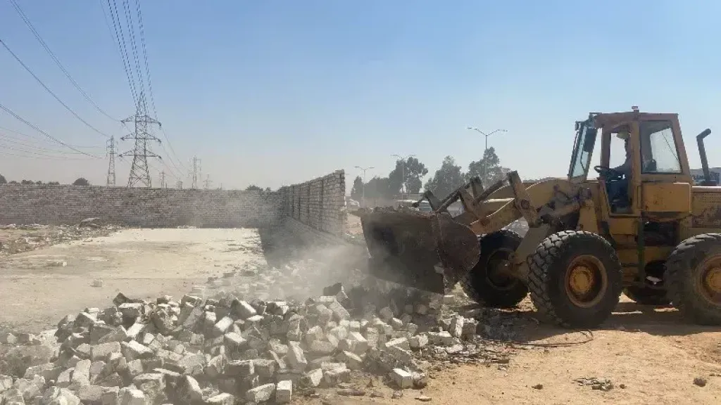 إزالة 3 حالات تعد على أملاك الدولة في ”جمعية القدس” ببورسعيد