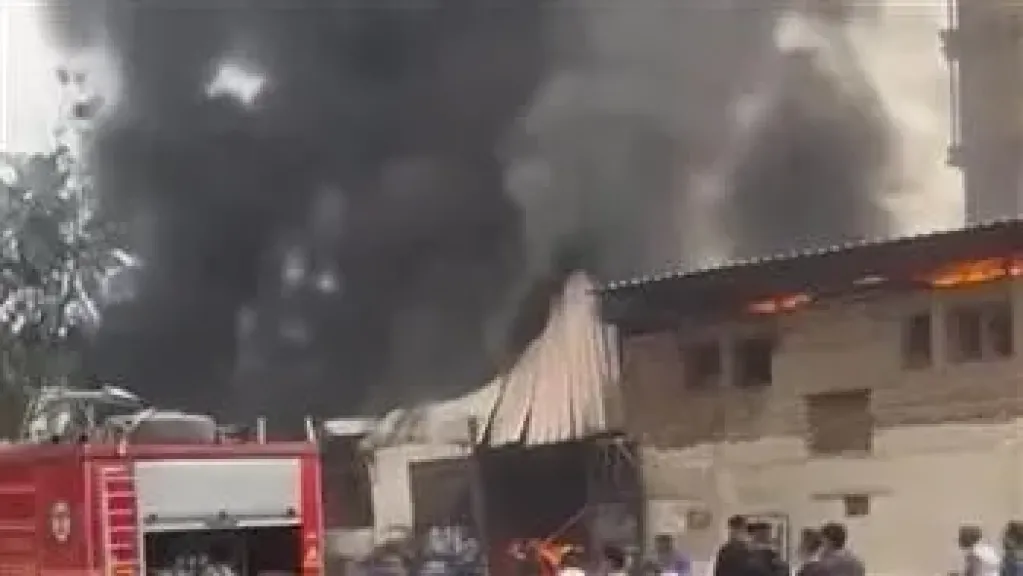 السيطرة على حريق بمصنع ملابس في مدينة العاشر من رمضان