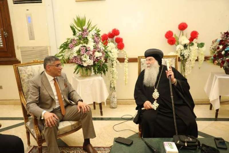 محافظ الجيزة يزور مقر مطرانية شمال الجيزة للتهنئة بعيد القيامة المجيد.. صور