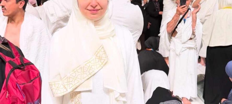 هبة مجدي من أمام الكعبة تؤدي مناسك العمرة في أحدث ظهور لها