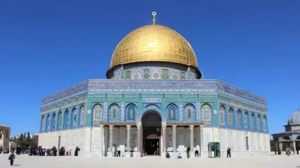 عشرات الآلاف يؤدون صلاة الجمعة في المسجد الأقصى