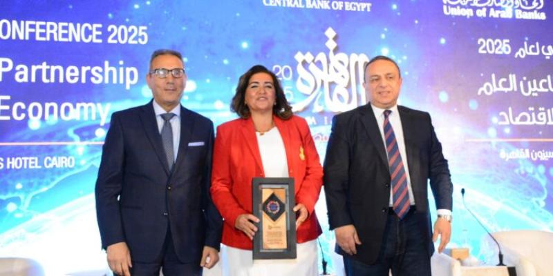 نور الزيني تتسلم تكريم بنك قناة السويس من اتحاد المصارف العربية خلال المؤتمر المصرفي العربي 2025