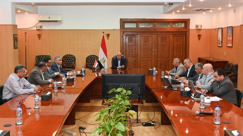 وزير الري يتابع حالة المنظومة المائية وتطهير الترع والاستعداد لفترة أقصى الاحتياجات المائية