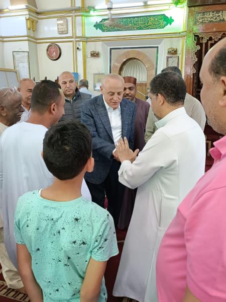 محافظ الأقصر يؤدي شعائر صلاة الجمعة بمسجد سيدي أحمد النجم.. تفاصيل