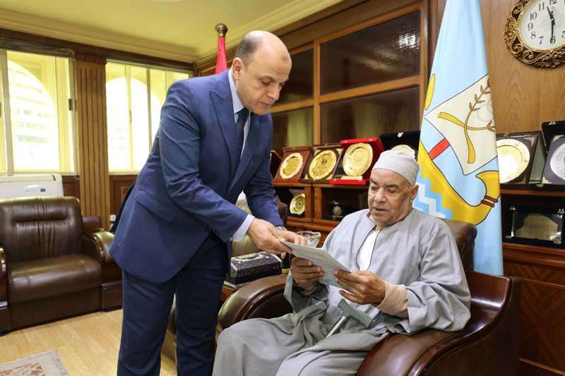 محافظ كفر الشيخ يسلم 12 عقد تقنين أراضي أملاك دولة للمستفيدين