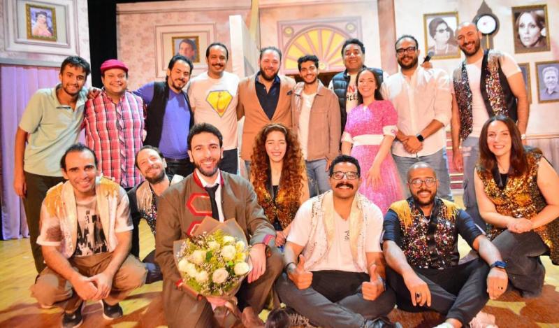 مينا مسعود يحضر العرض المسرحي في يوم وليلة ويشيد به