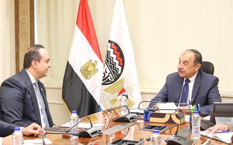 وزير قطاع الأعمال يبحث مع رئيس هيئة الرعاية الصحية تعزيز التعاون المشترك لدعم الصناعة الوطنية