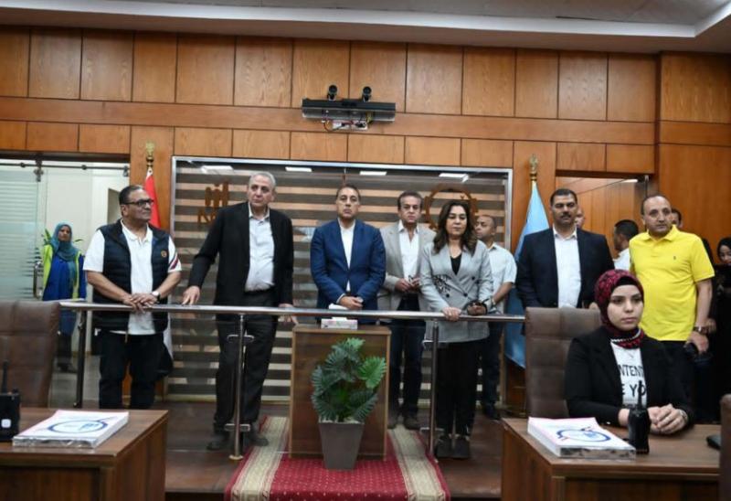 رئيس الوزراء يتفقد مركز سيطرة الشبكة الوطنية للطوارئ والسلامة العامة بديوان عام المحافظة