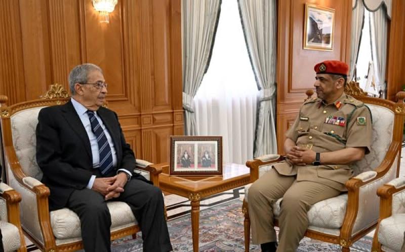 عمرو موسى من مسقط: التحديات الإقليمية تتطلب تحركاً عربياً موحداً وشراكات إستراتيجية واعية