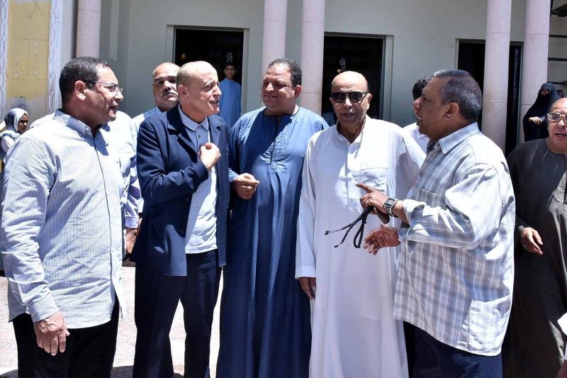 محافظ الأقصر يلتقي بالمواطنين لبحث تطوير مسجد السيد يوسف بالكرنك