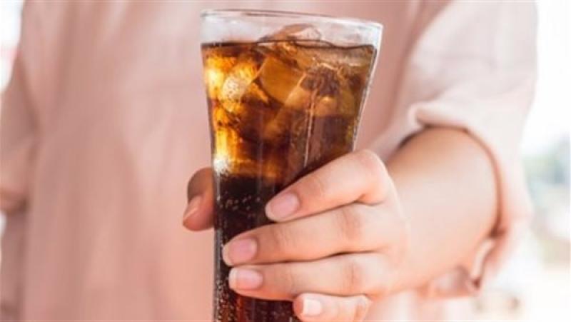 دراسة: شرب المياه الغازية تسبب الشراهة