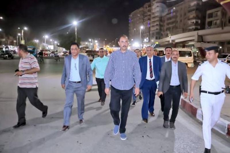 محافظ سوهاج يواصل جولاته الميدانية لمتابعة مشروعات التطوير والانضباط في الشوارع والأسواق
