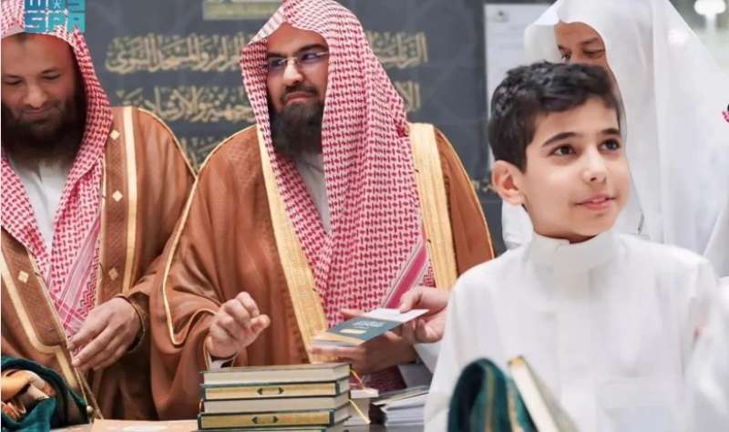 أكثر من 100 مركز توعوي بالمسجد الحرام يضم مصاحف مترجمة باللغات العالمية