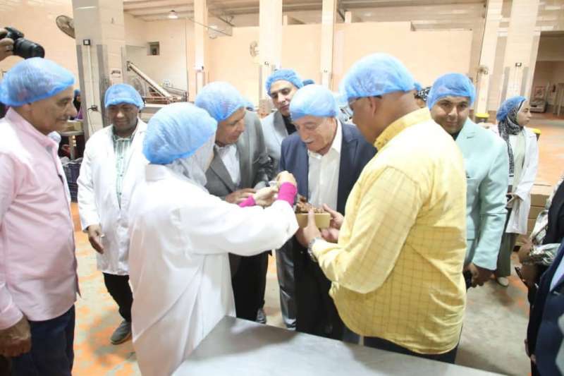 ”فودة” و”الزملوط” يتفقدان مجمع تمور الوادي الجديد.. صور