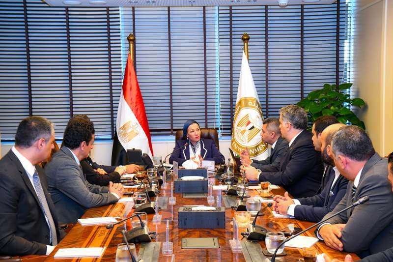 وزيرة البيئة تلتقي مجلس إدارة الجمعية المصرية لشباب الأعمال لبحث فرص الاستثمار | صور