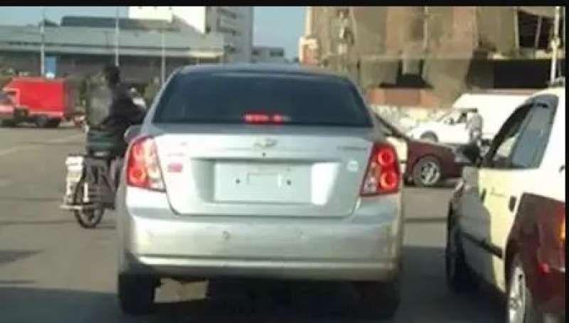 التحفظ على سيارات بدون لوحات معدنية ودراجات بخارية مخالفة بحي المنتزه