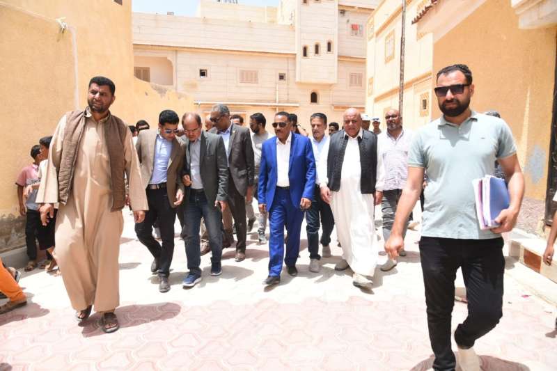 محافظ مطروح يتفقد تنفيذ أعمال تطوير البنية التحتية ورصف شوارع الأحياء السكنية