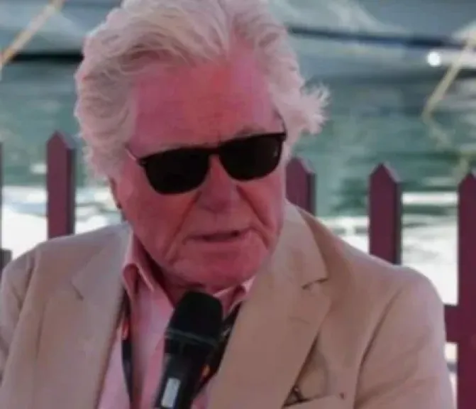 غياب النجم حسين فهمي عن العرض الخاص لفيلم ”قصر الباشا” يلفت الأنظار