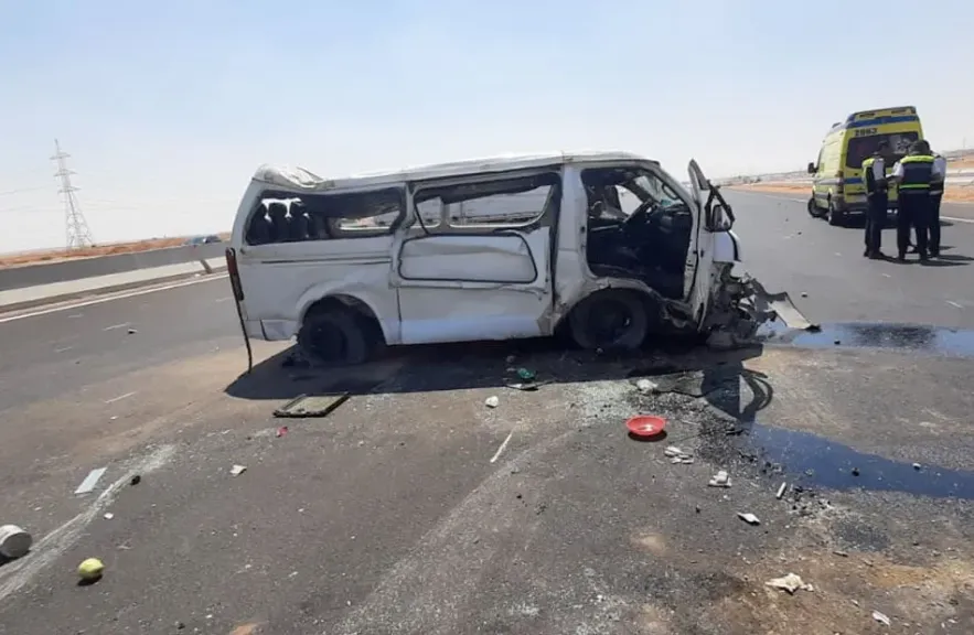 إصابة 10 أشخاص بحادث انقلاب ميكروباص على طريق القاهرة الإسماعيلية بالعبور
