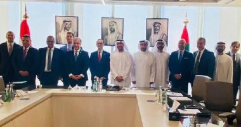 وزير الاستثمار يلتقى رئيس مجموعة أبوظبى للطيران لاستعراض مجالات التعاون