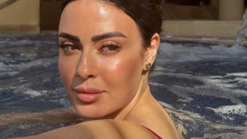 ميرنا نور الدين تخطف الأنظار من داخل حمام السباحة