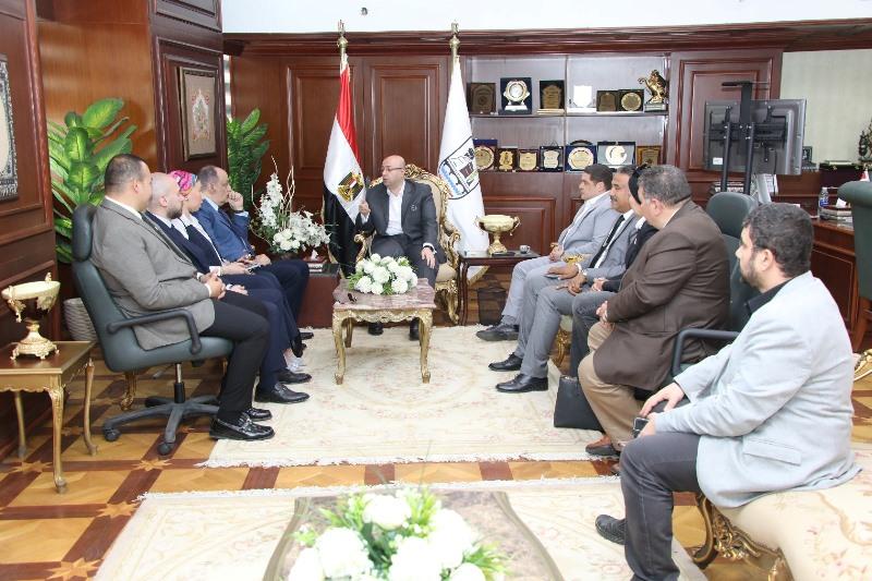 محافظ بني سويف يناقش مع وفد ”المشروعات الصغيرة بالنواب” سبل التعاون في عدة مجالات