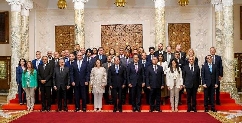 متحدث الرئاسة ينشر صور استقبال الرئيس السيسي وفد رجال الأعمال الأمريكيين المشاركين في المنتدى الاقتصادي المصري